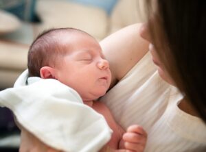 बच्चे के जन्म के बाद माँ को किन खाद्य पदार्थों से बचना चाहिए?