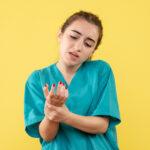 कैल्शियम की कमी के 10 संकेत और सही डाइट: हड्डियों की नींव को समझें