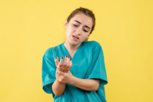 कैल्शियम की कमी के 10 संकेत और सही डाइट: हड्डियों की नींव को समझें