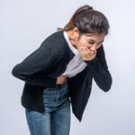 बार-बार उल्टी होने के 8 कारण – शरीर क्या बताने की कोशिश कर रहा है?